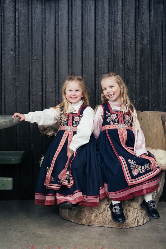 Signe festdrakt – eksklusiv jentefestdrakt i ull med broderier og vevde detaljer