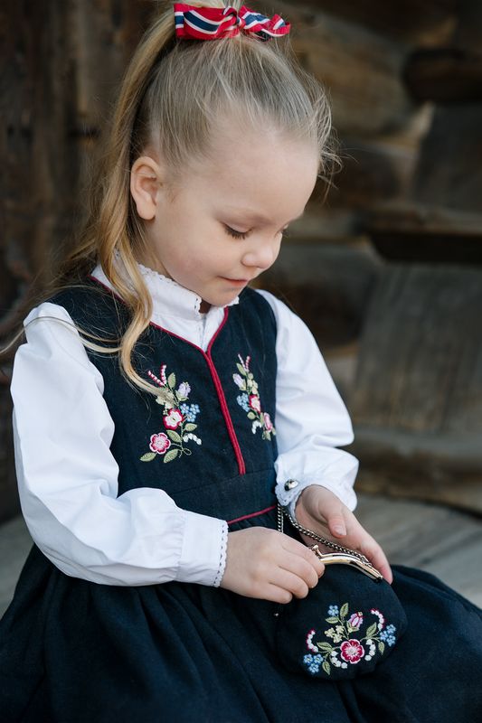 Veske til Mille festdrakt