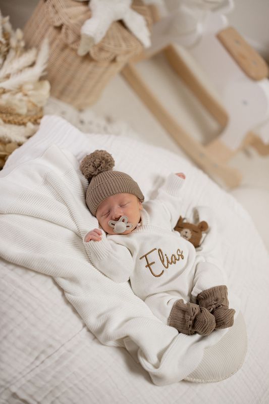 Strikket babylue i fargen kakao