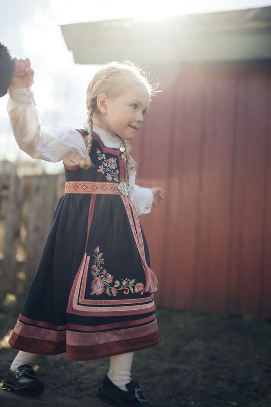 Signe festdrakt – eksklusiv jentefestdrakt i ull med broderier og vevde detaljer