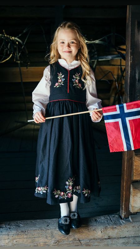 Millemini brodert festdrakt til jente i ull 