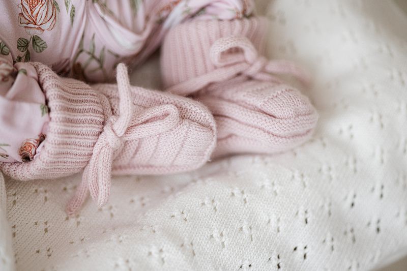Merinoull strikkede støvrosa babybooties 