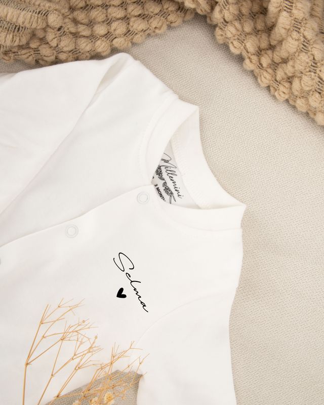 Personlig baby pysjamas med navn i minimalistisk stil 